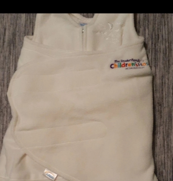 Halo Premiere bassinet and swaddles - Picture 3 of 8